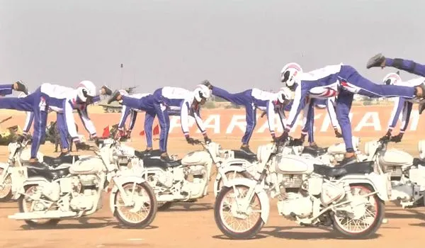 Jaisalmer News: लोंगेवाला युद्ध के बेमिसाल जीत की याद में सेना के पराक्रम का यादगार प्रदर्शन, सैनिकों ने दिखाए हैरतअंगेज कारनामे